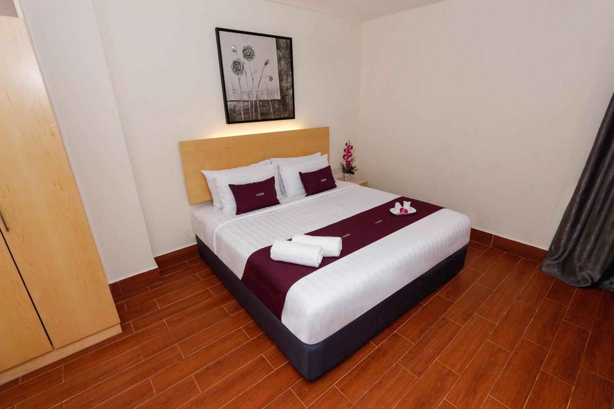 Deluxe Room King Bed window