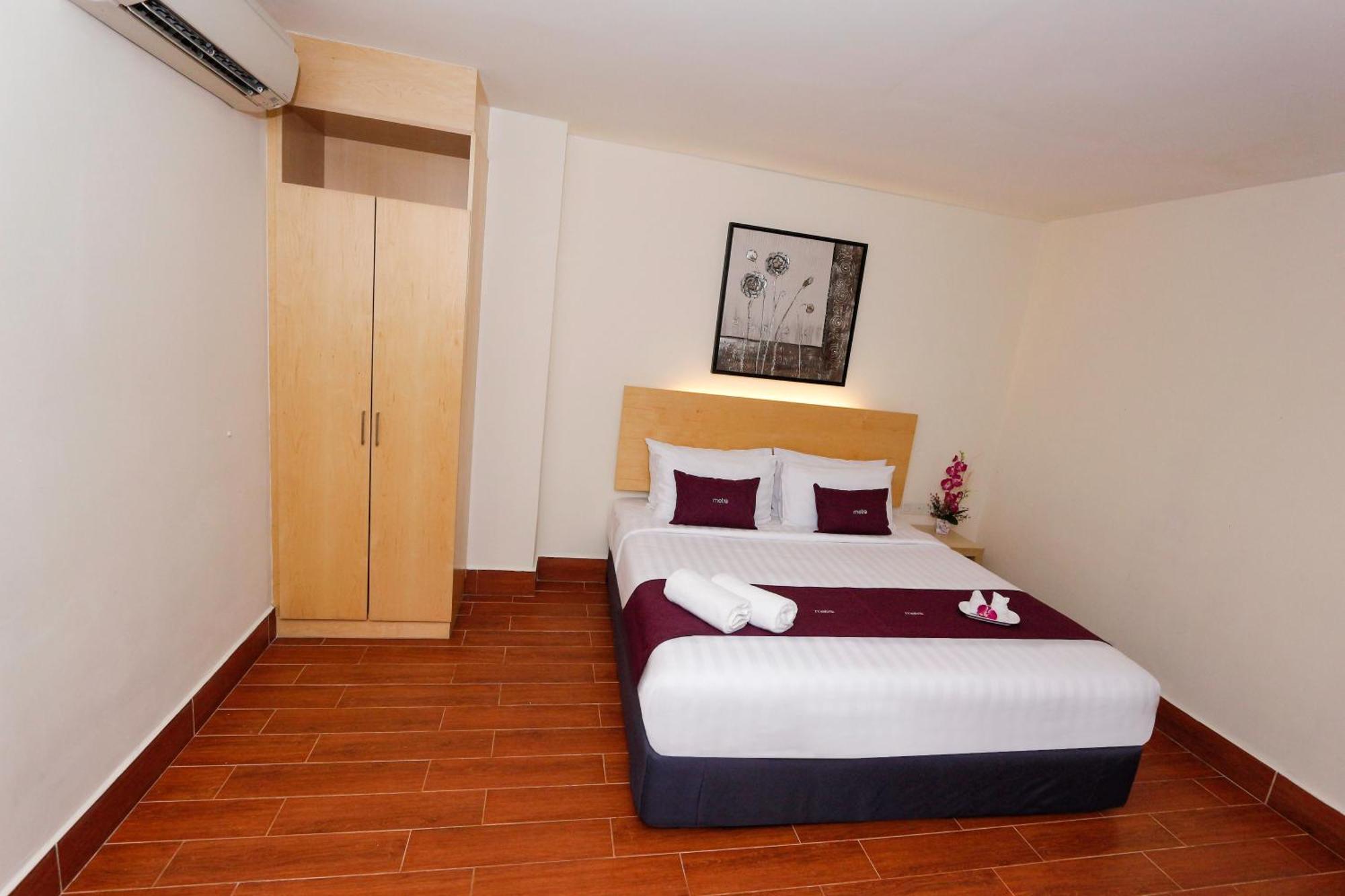 Deluxe Room King Bed window