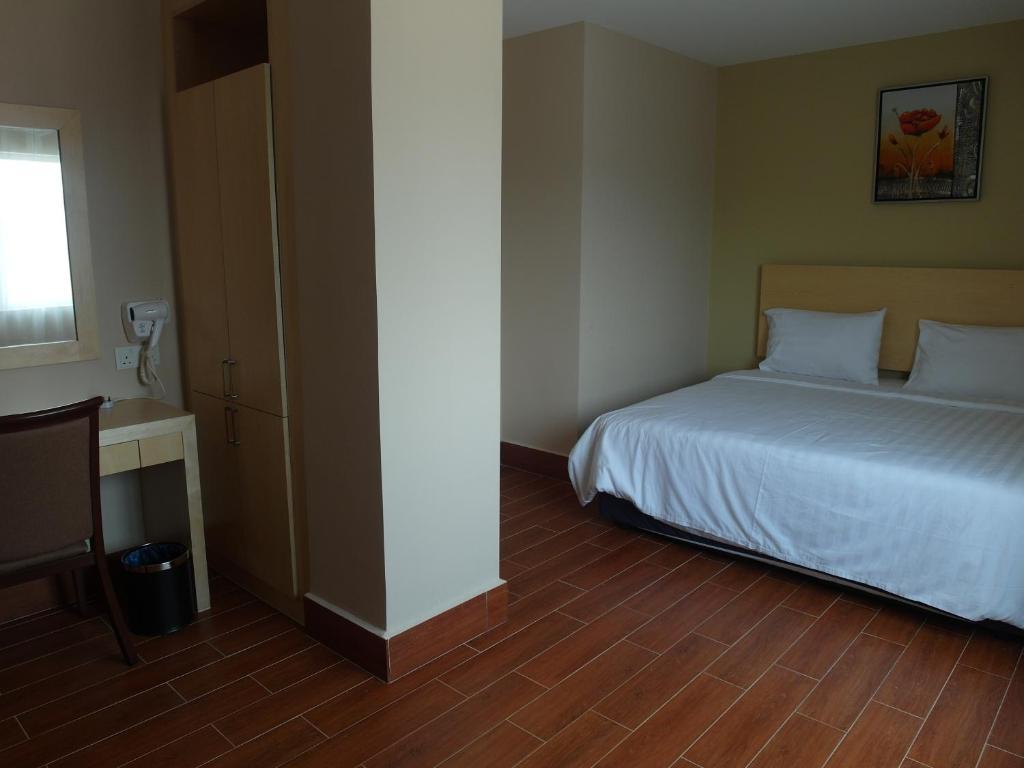 Deluxe Room King Bed window